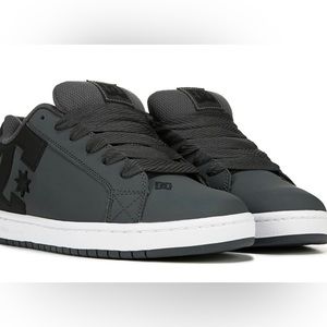 Mens DC shoes size 9 new